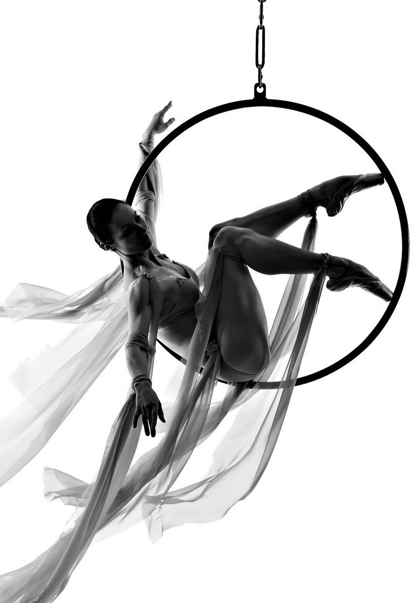 Силуэт гимнастки на полотнах