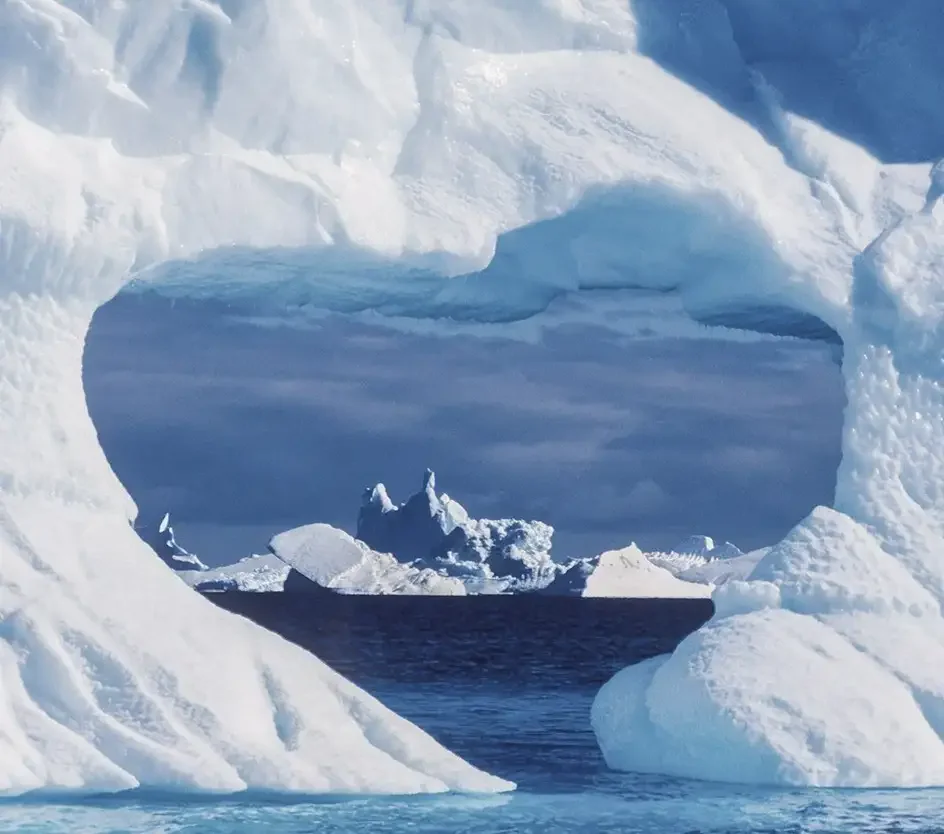 Северное сияние в Антарктиде с пингвинами