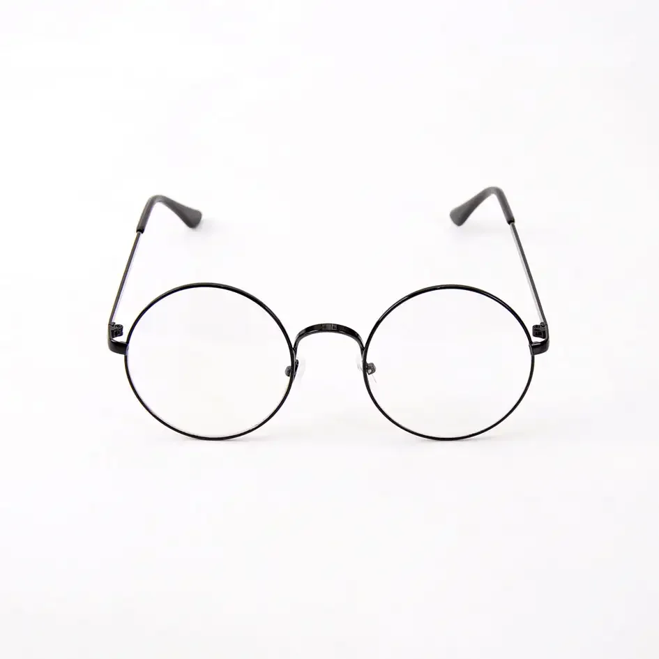 Детектив в шляпе с усами