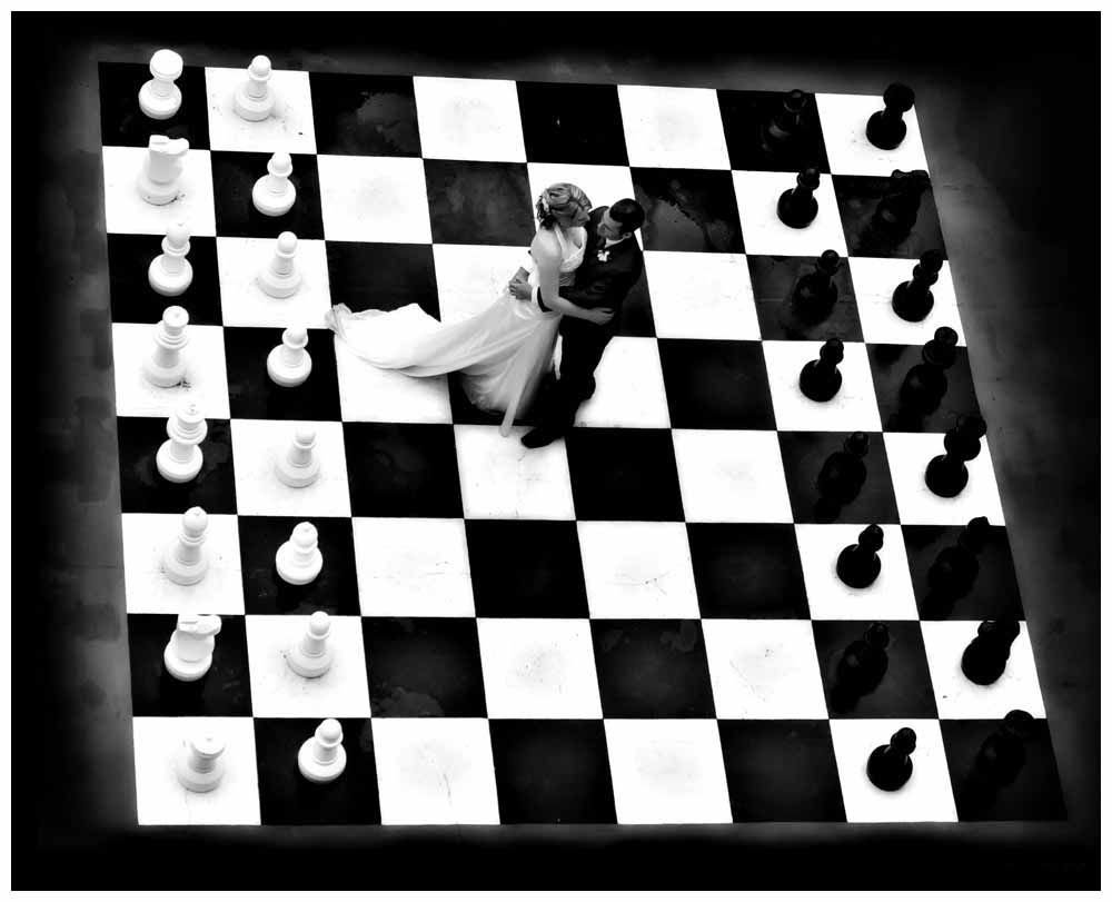 На шахматной доске осталось 5. Ферзь в шахматах. Шахматная тематика. Шахматная доска.