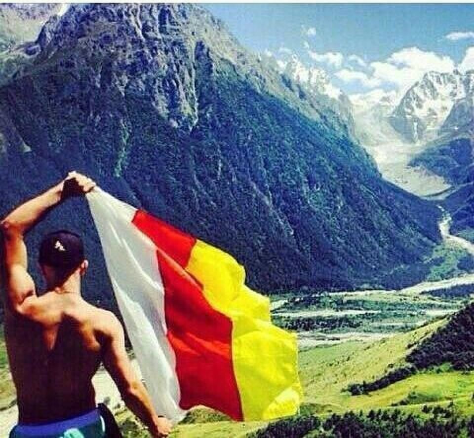 Осетины в горах с флагом