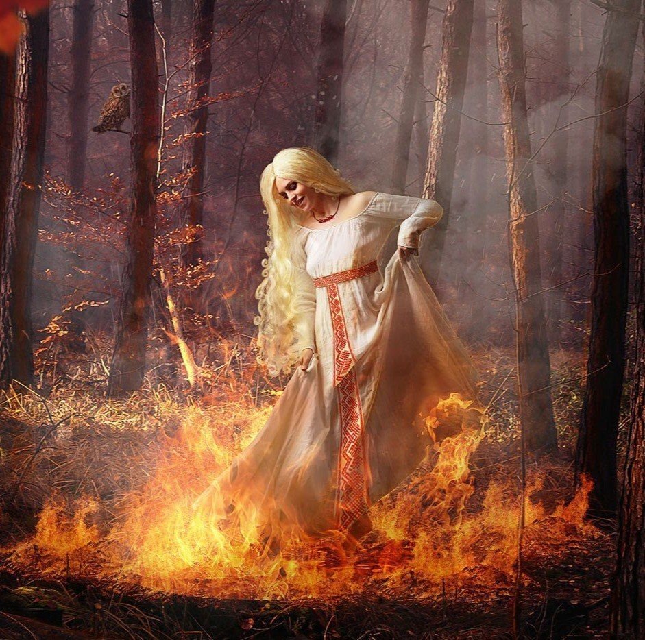 Снегурочка прыгает через костер