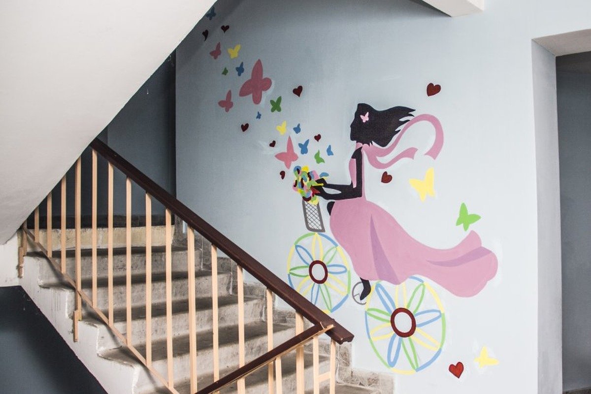 Украшение стен в подъезде