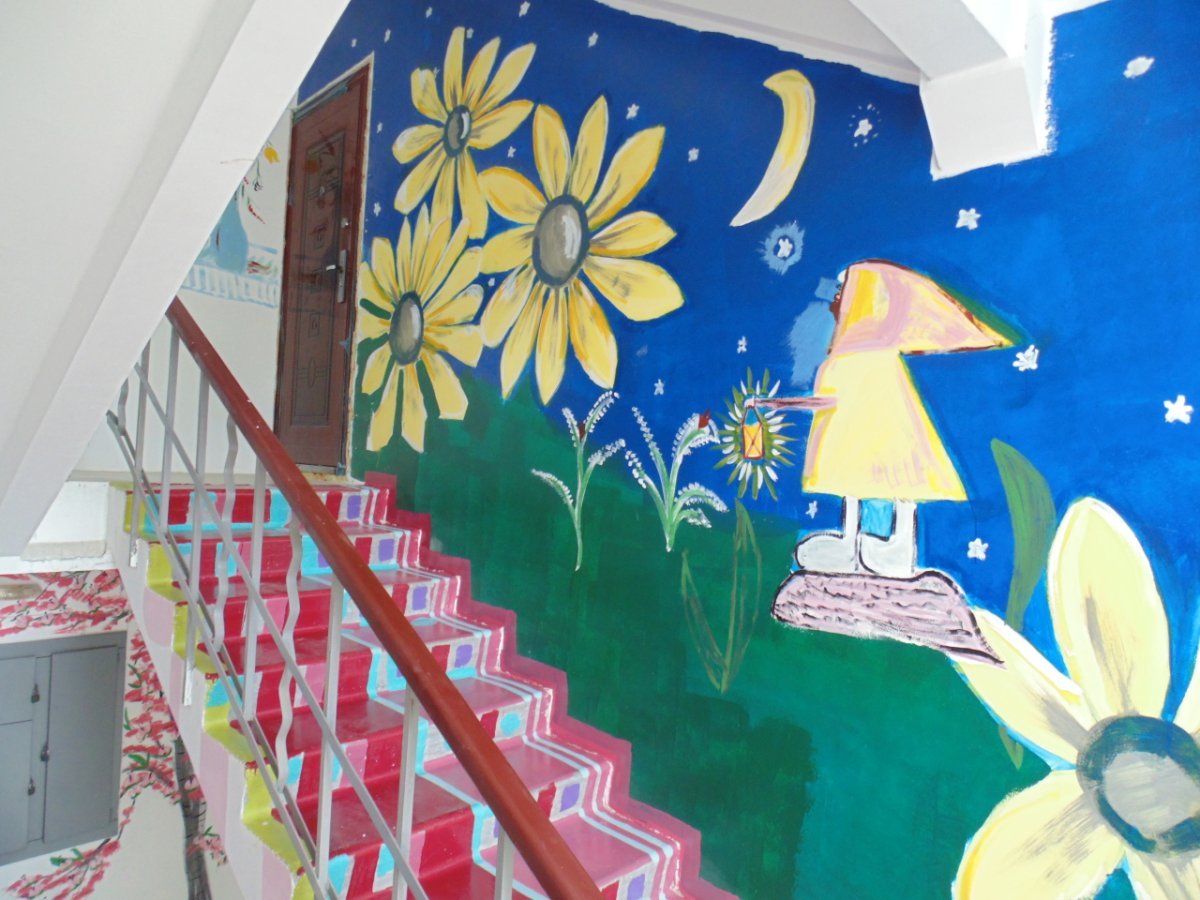 Украшение стен в подъезде