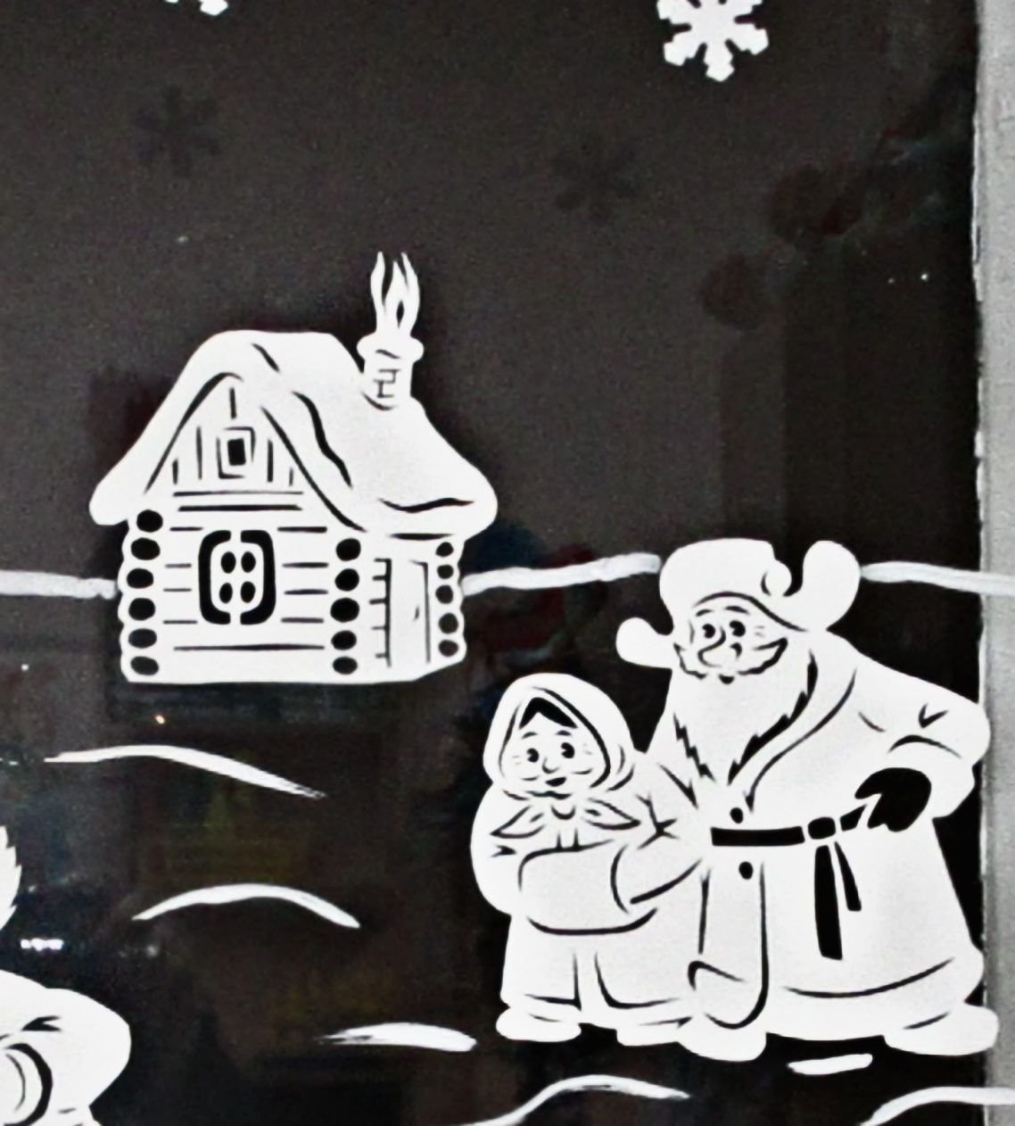 Сказочный сюжет на окне на новый год