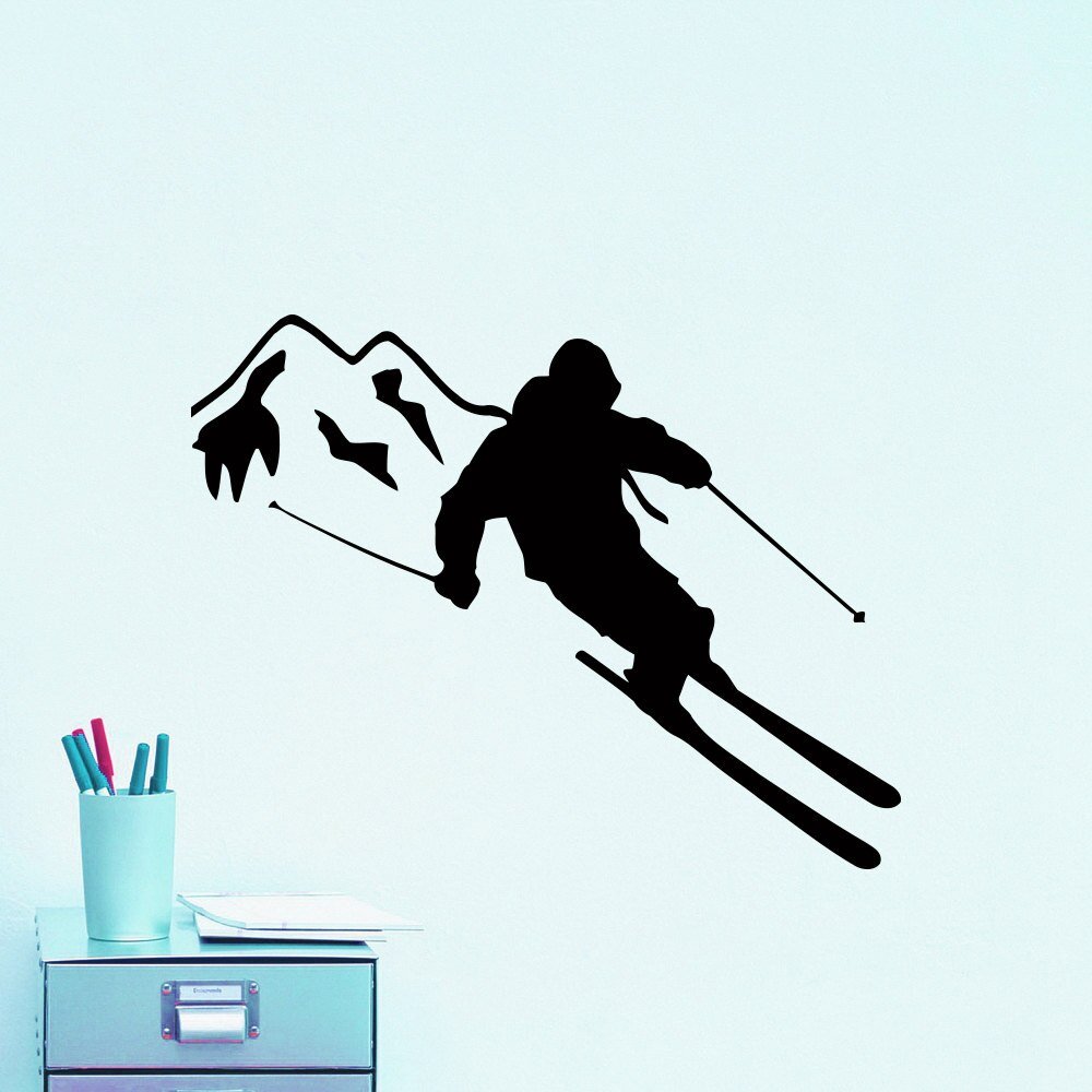 Силуэт лыжника спускающегося со склона