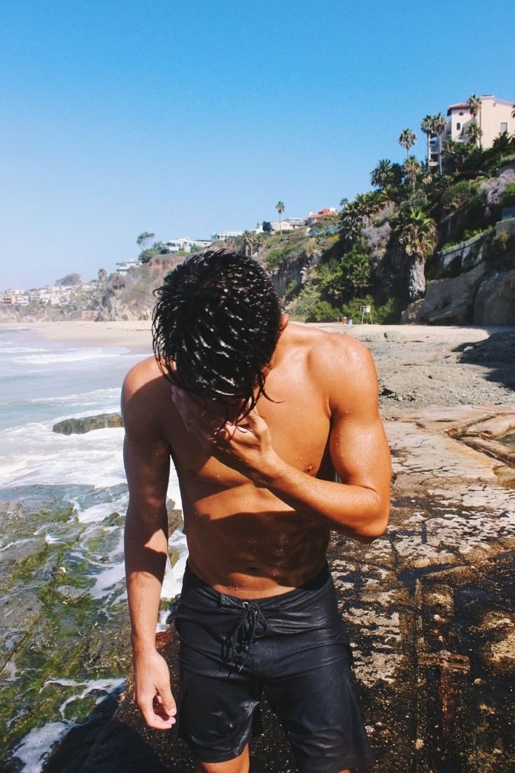 Парень брюнет со спины