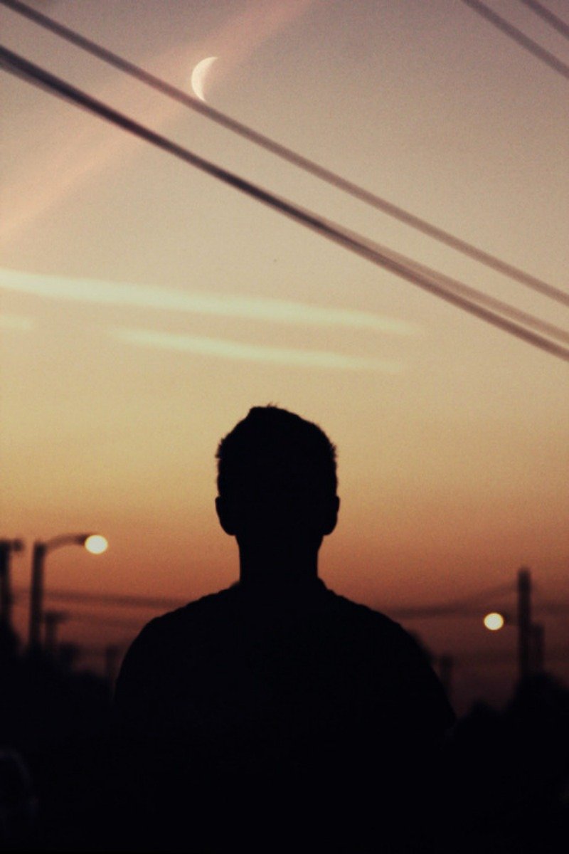 Со спины в капюшоне