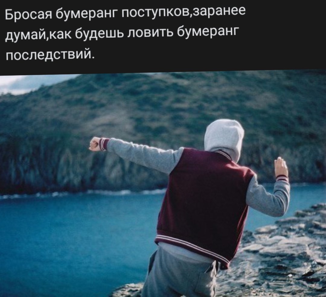 Парень в кепке со спины