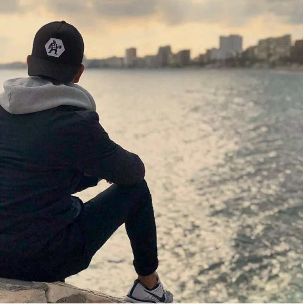 Парень в капюшоне со спины