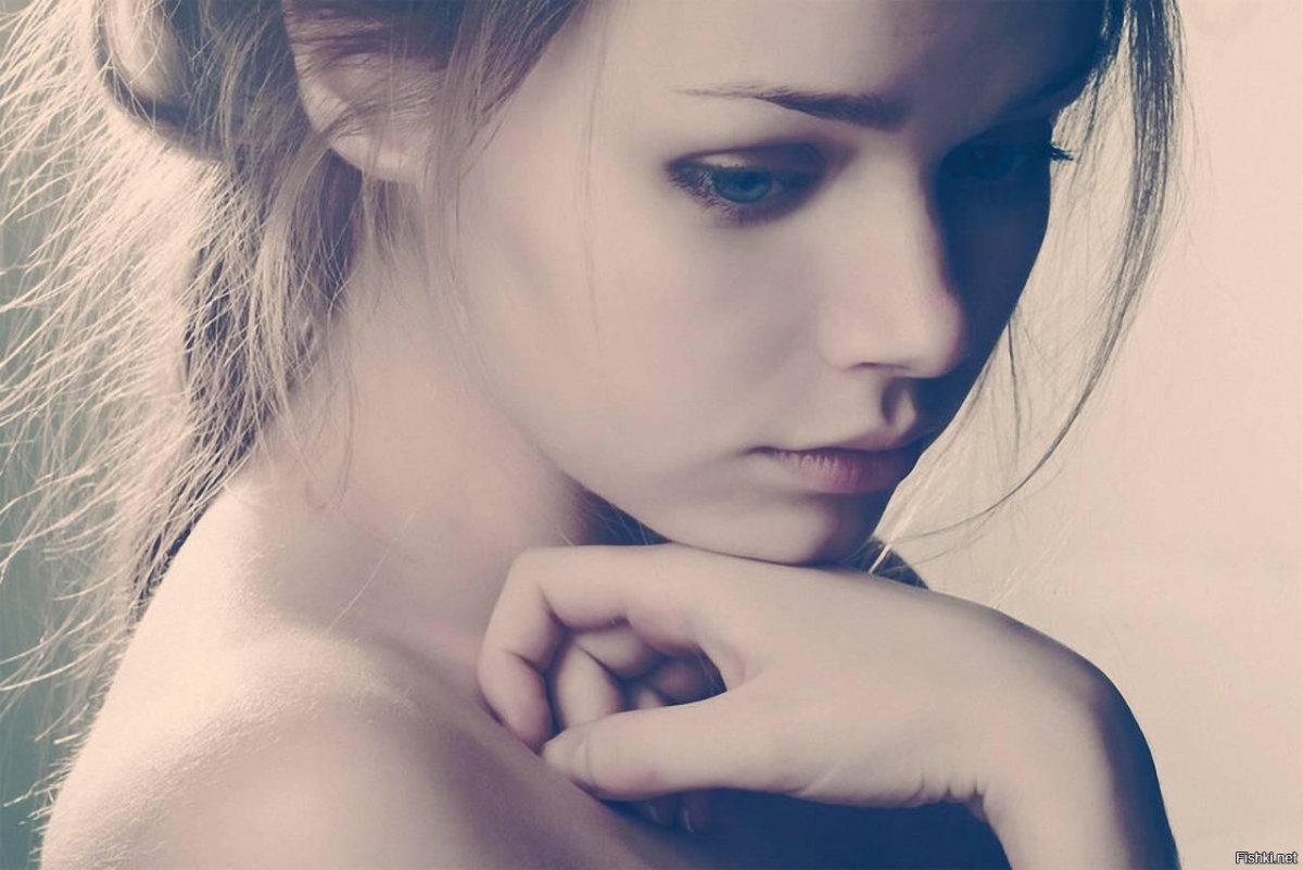 Грустное лицо девушки