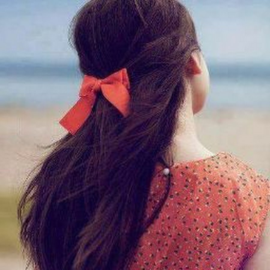 Скромная девушка со спины