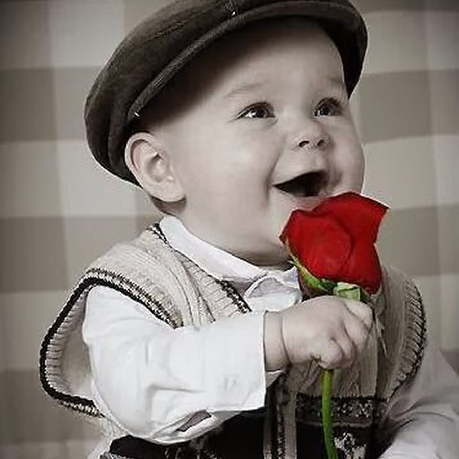 Маленький мальчик с розой