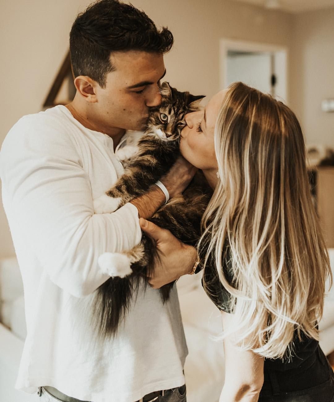 Фотосессия пары с кошкой
