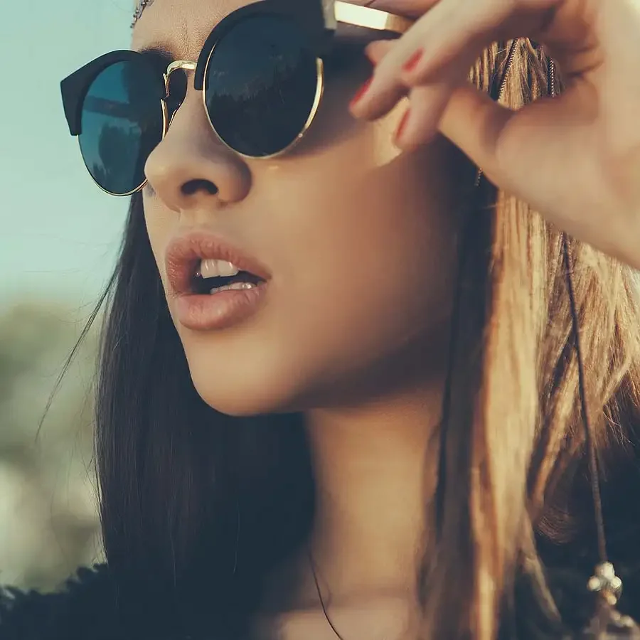 Девушка брюнетка в очках