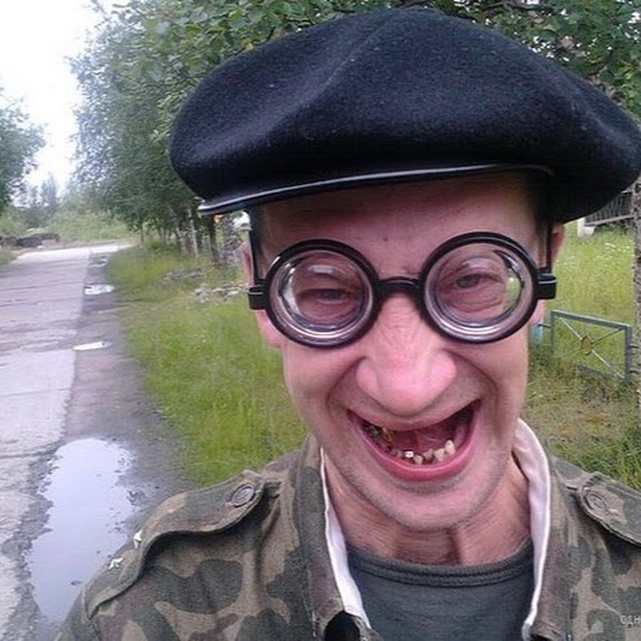 Смешной очкарик