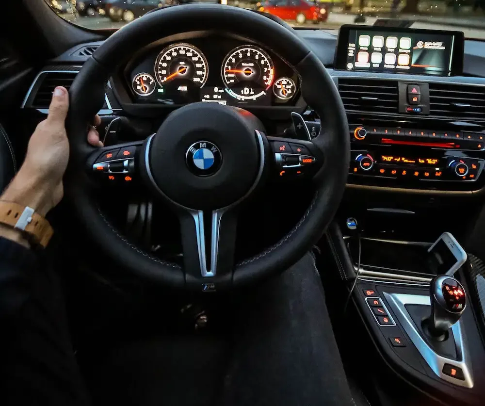 Девушка около машины БМВ