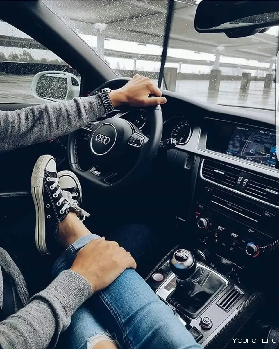 Девушка в машине со спины