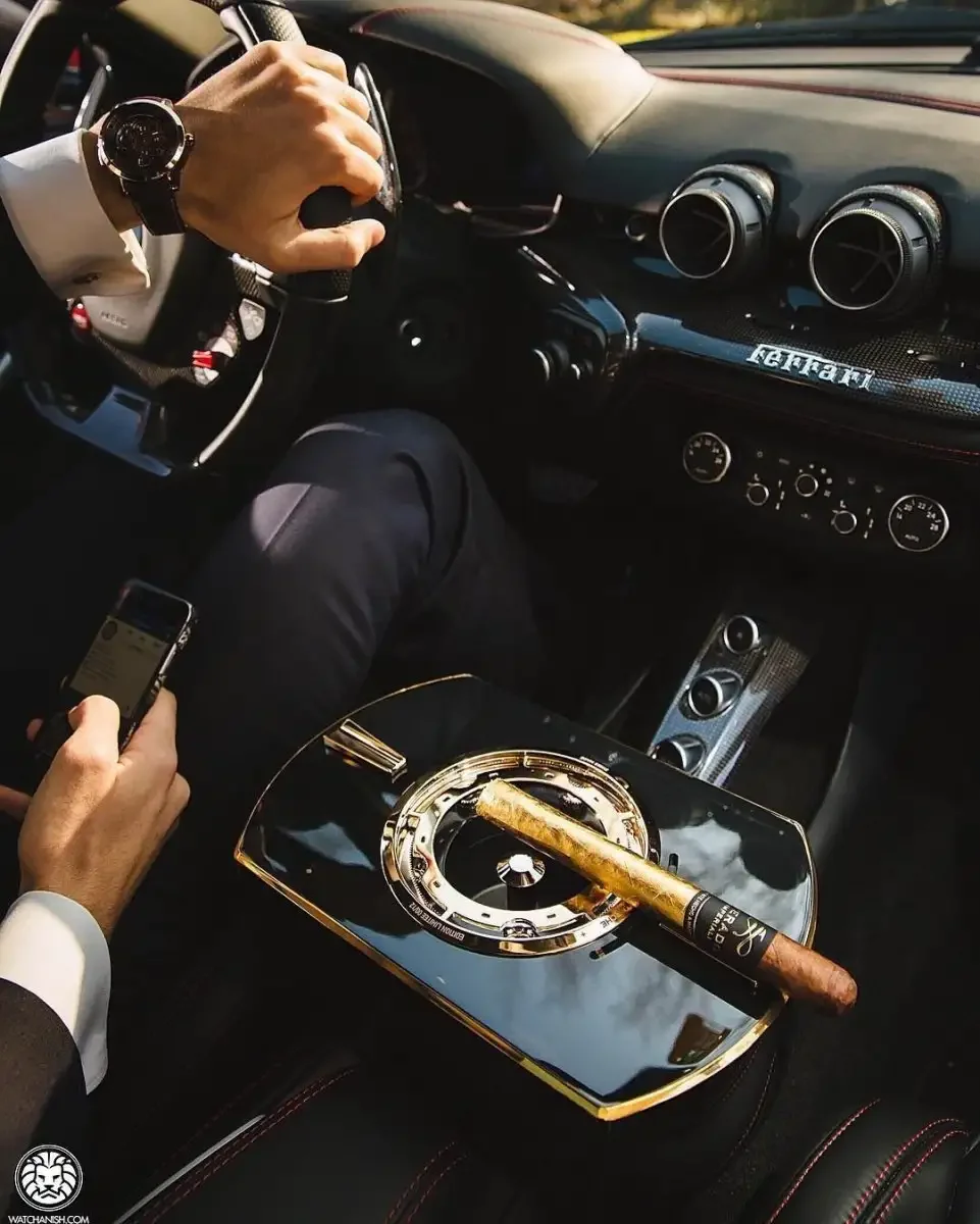 Девушка около машины