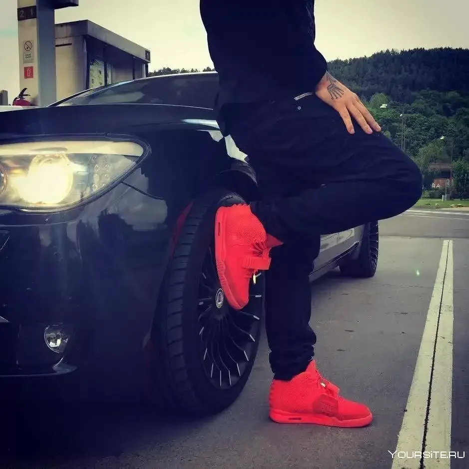 Мужские руки на руле