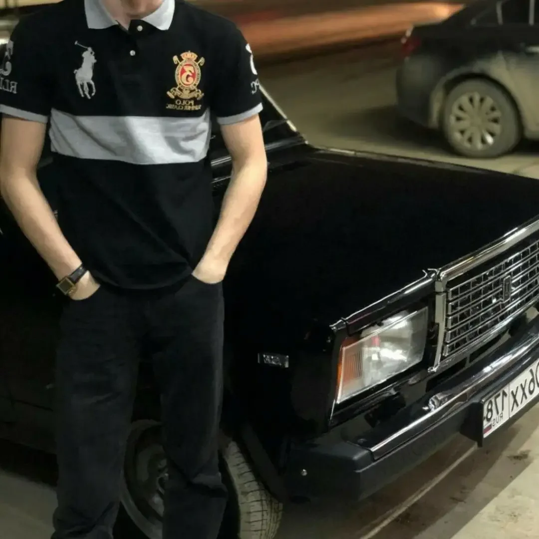 Мужская рука на руле Мерседеса