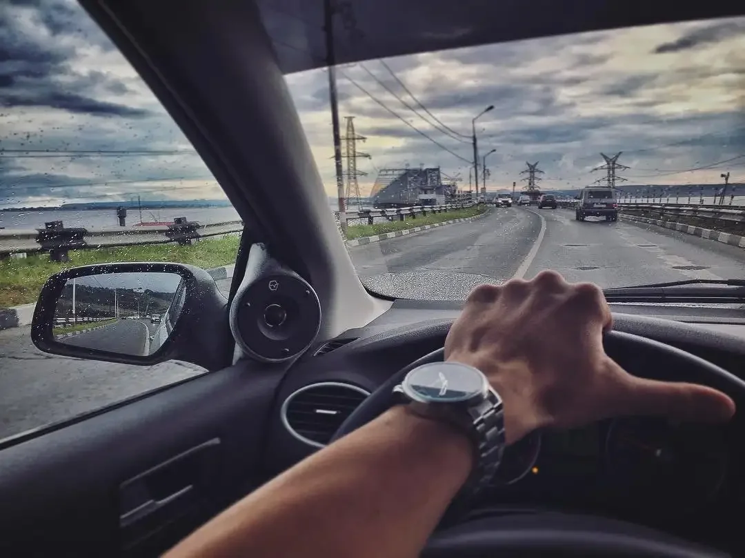 Мужчина около машины