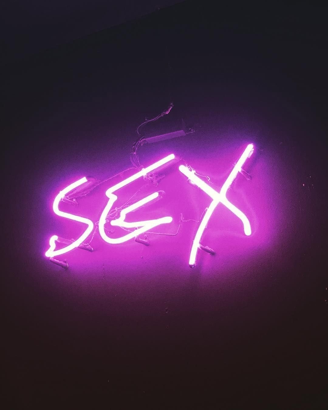 Неоновая вывеска фиолетовая