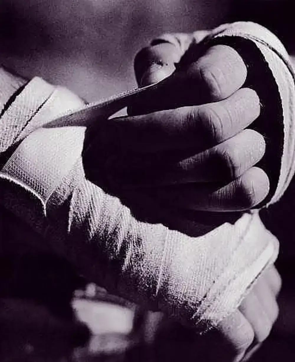 Кулаки в боксерских бинтах