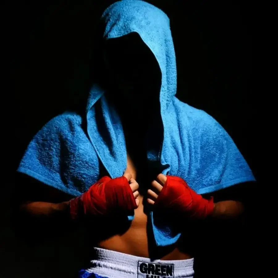 Парень в боксерских бинтах