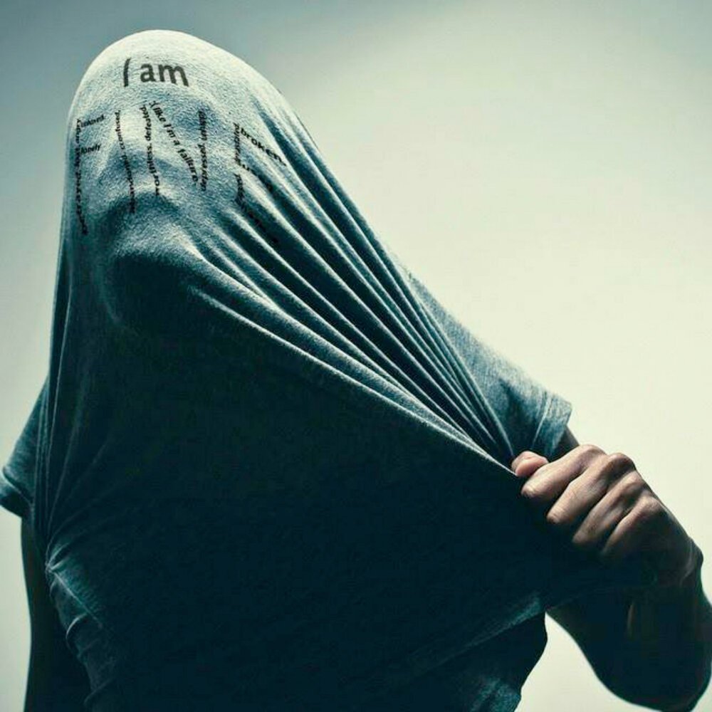 Мужчина в горах спиной