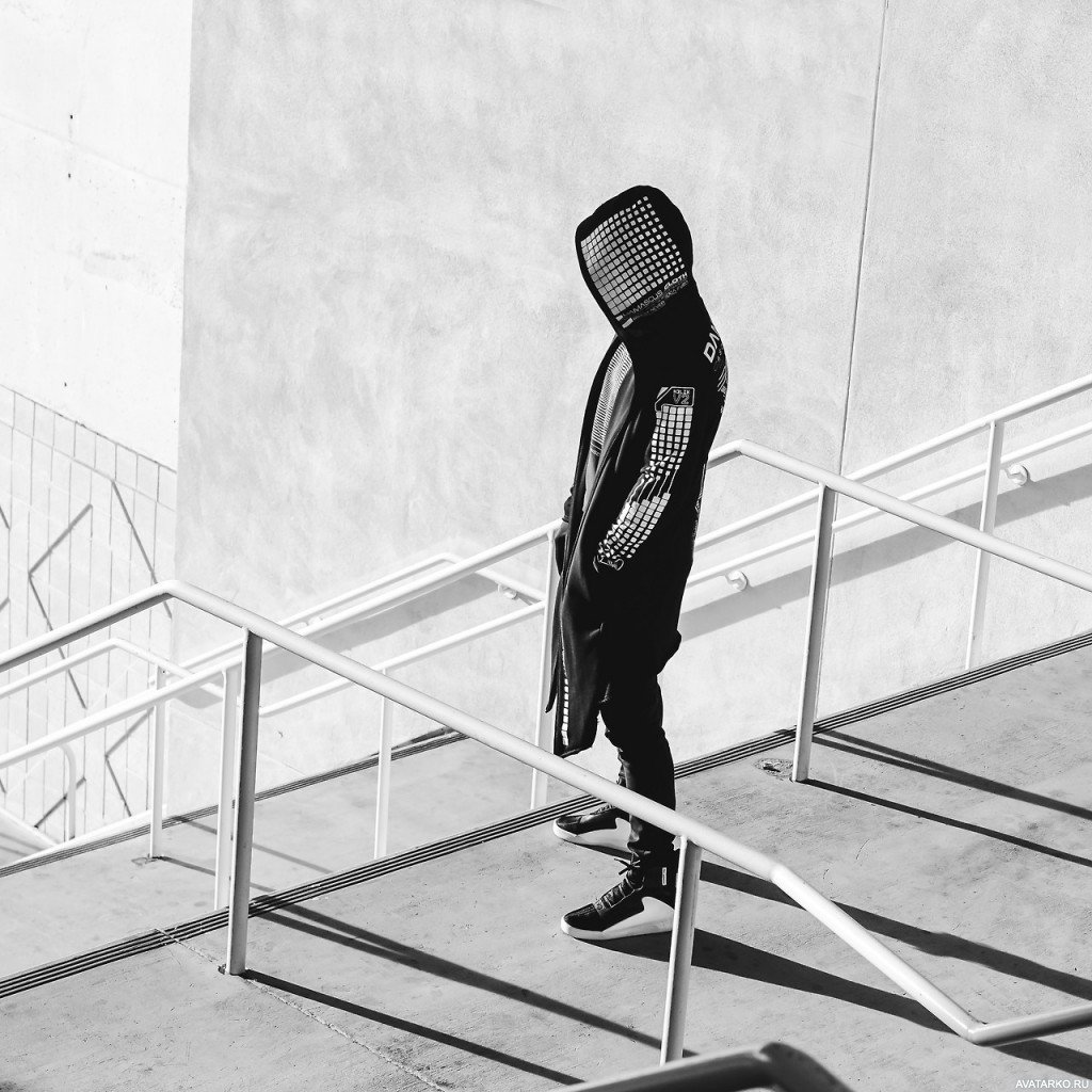 Мужчина с капюшоном на лестнице