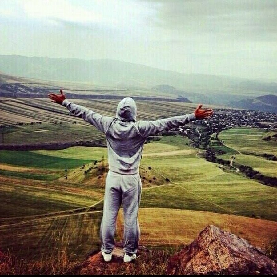 Мужчина мусульманин со спины