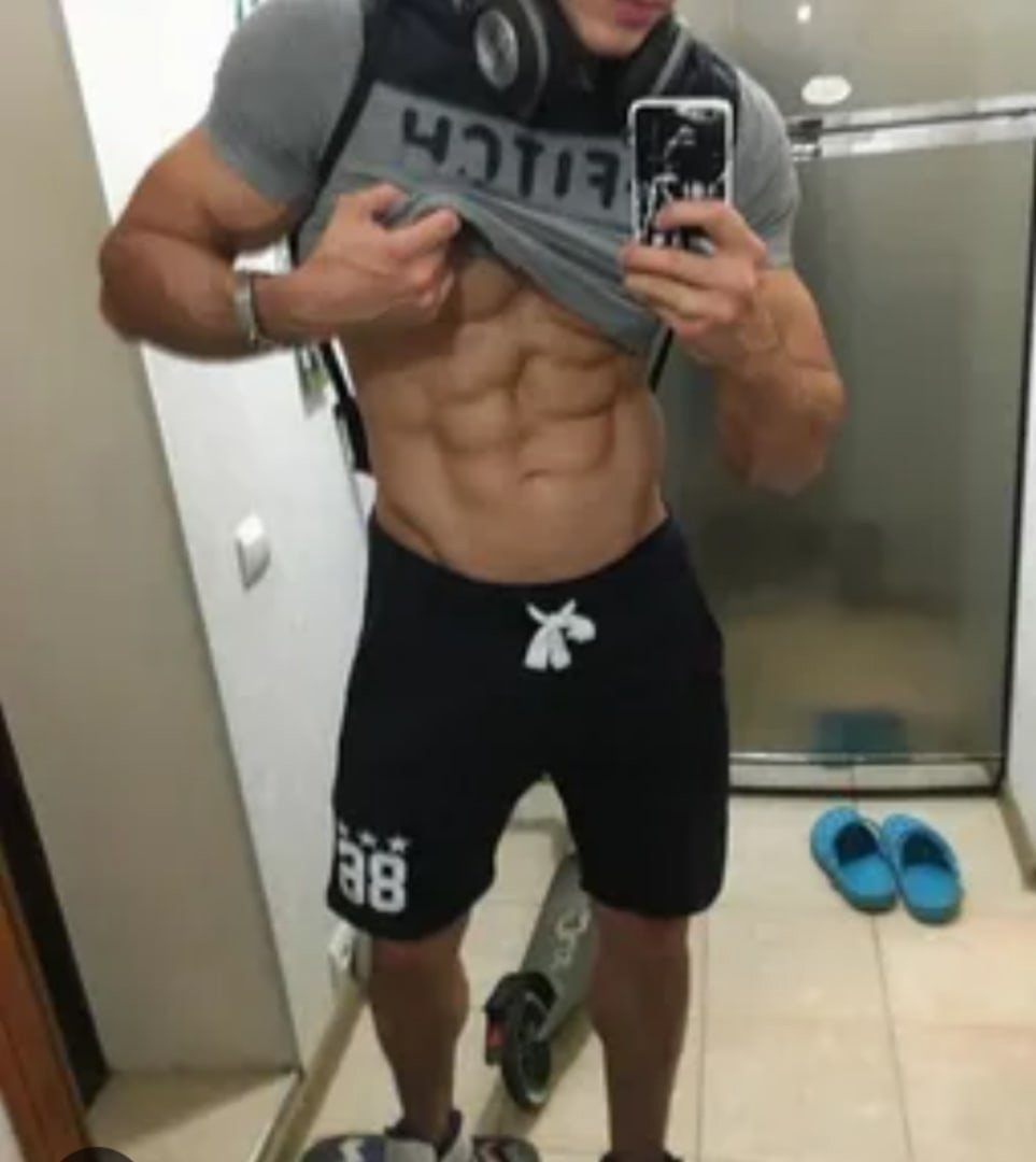 Селфи спортивные парни в зале