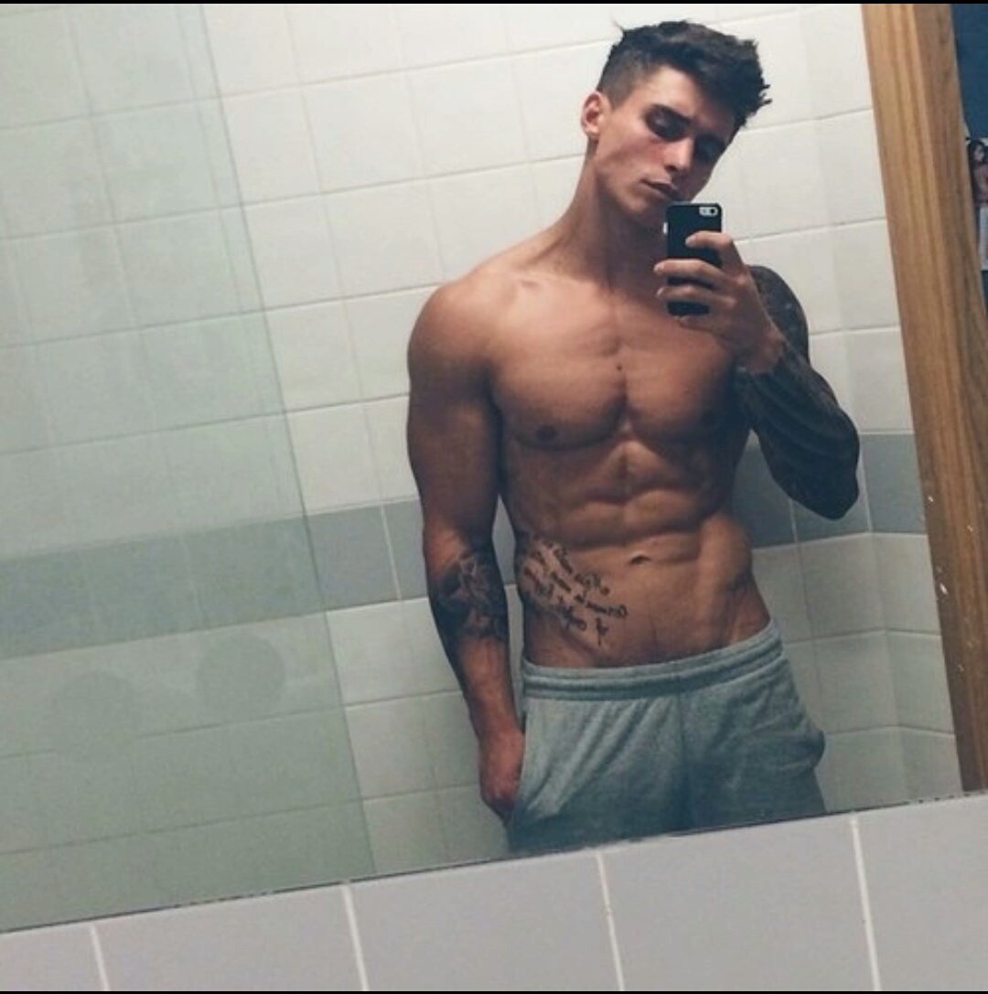 Парень в зеркале