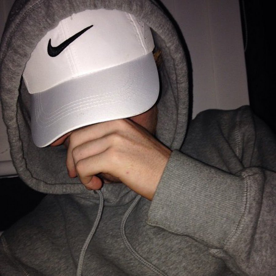 Пацан в кепке без лица