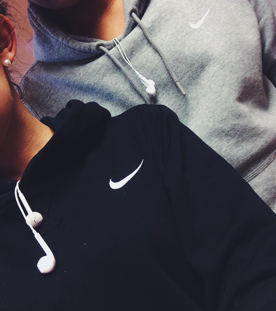 Парень и девушка в найках