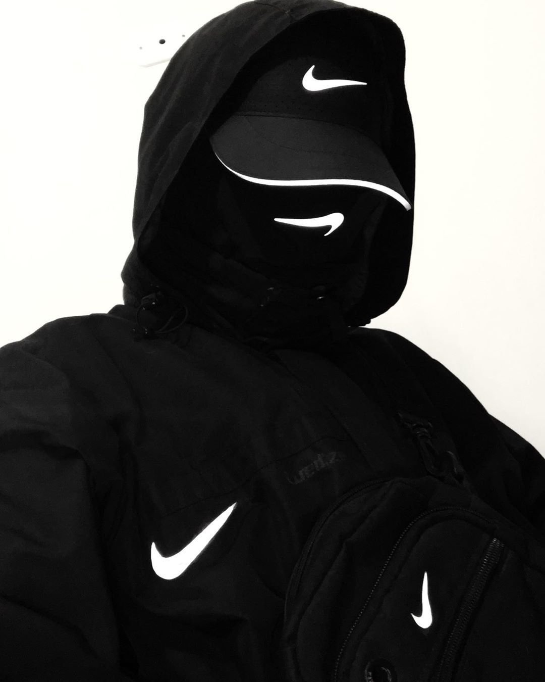 Пацан в одежде найк