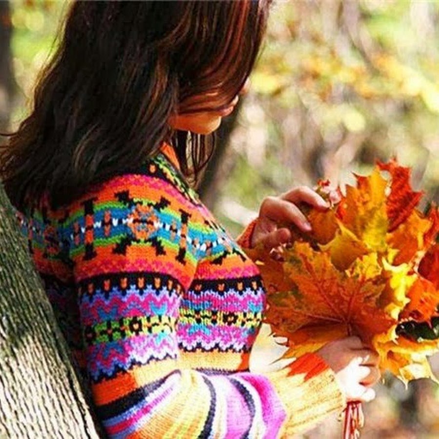 Девушка счастливая брюнетка осень