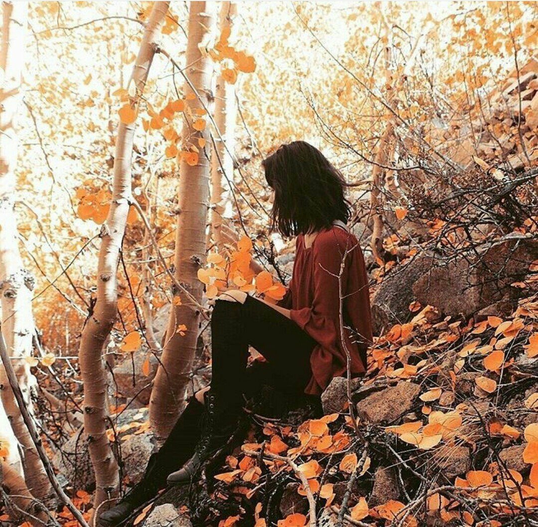 Девушка осенью со спины