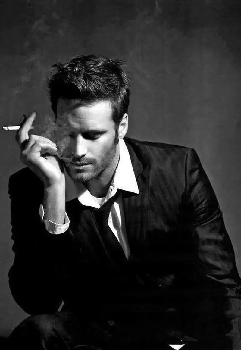 Мужчина в костюме с сигаретой