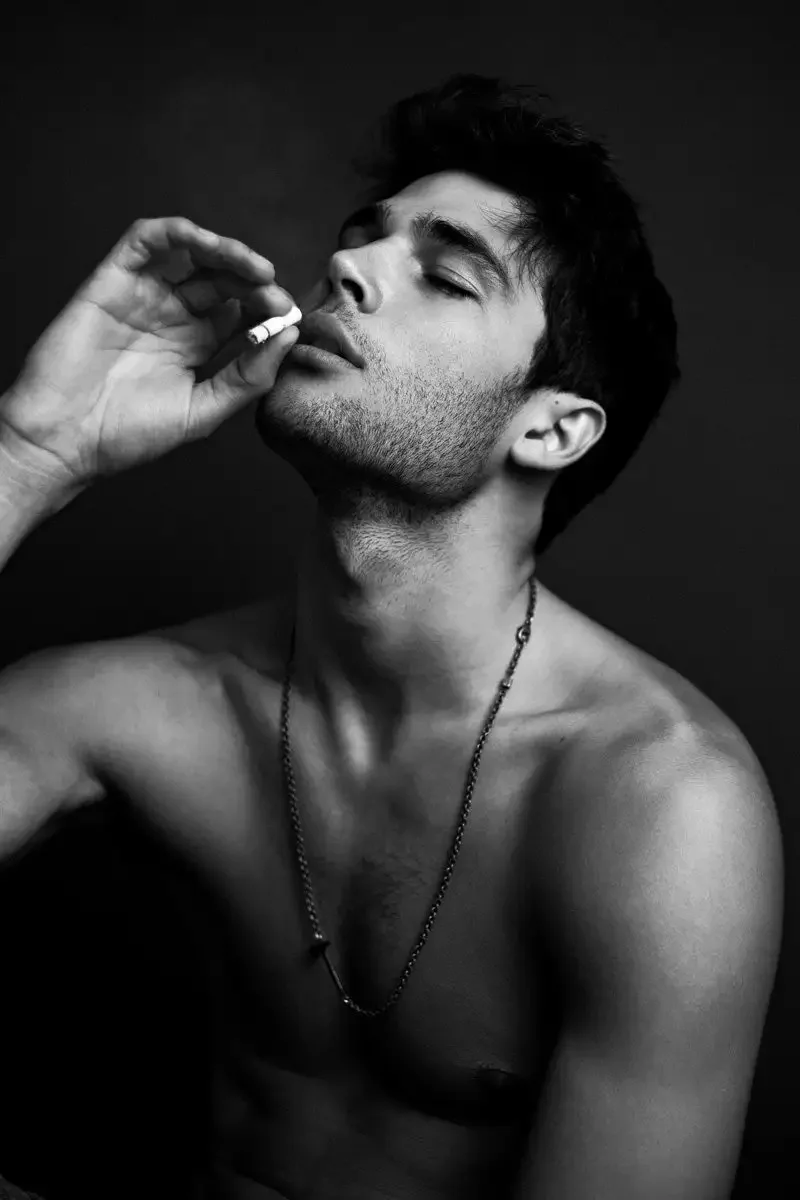 Парень красиво курит