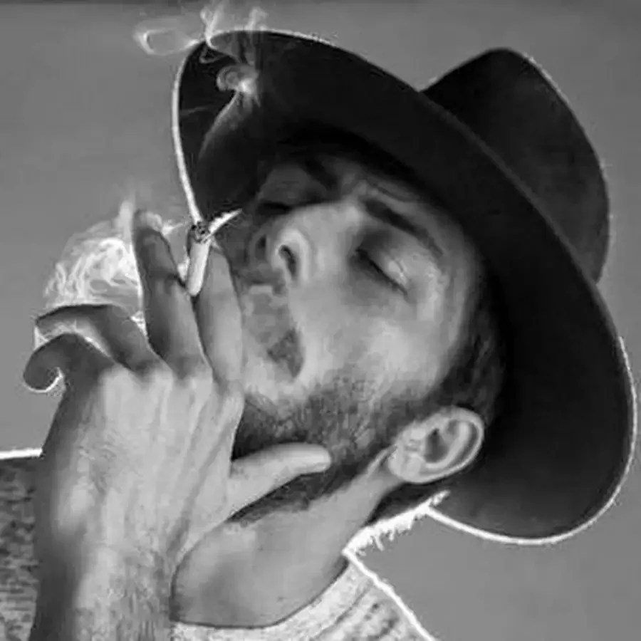 Мужчина в шляпе с сигаретой