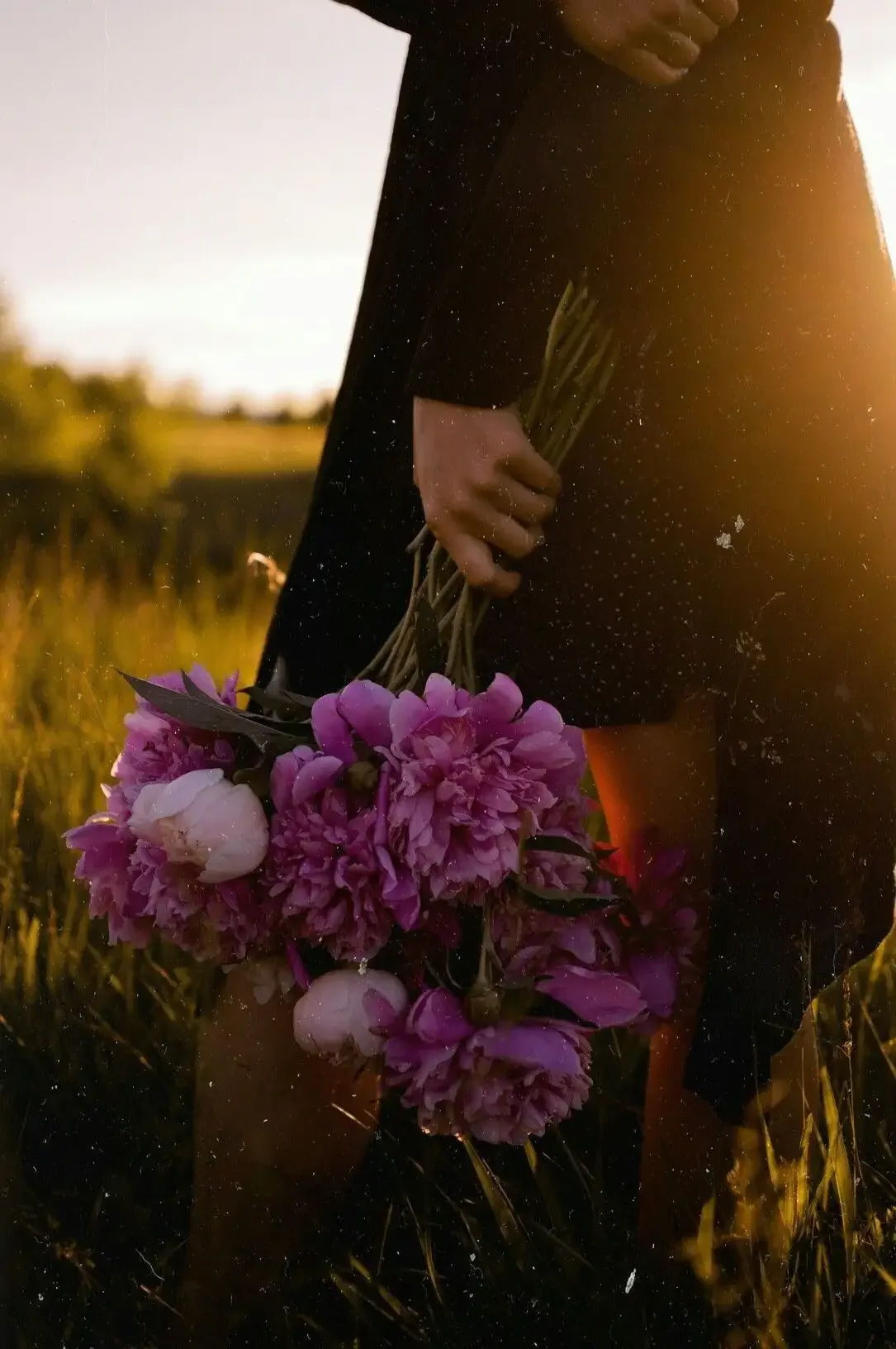 Девушка с букетом со спины