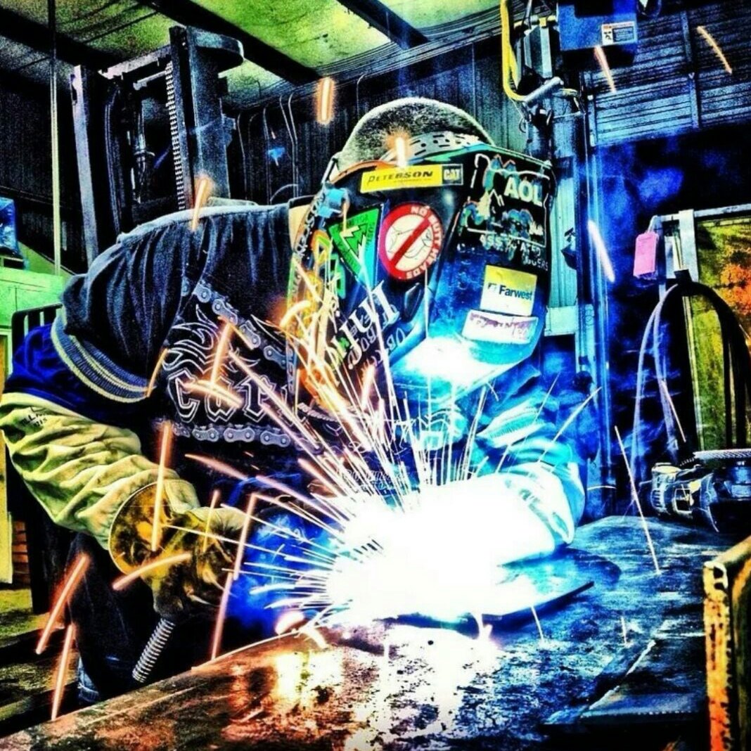 Помощник сварщика