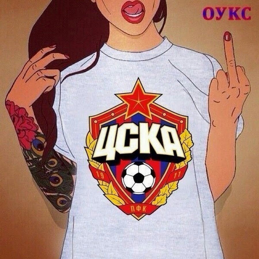 Эмблема ЦСКА на фоне флага России