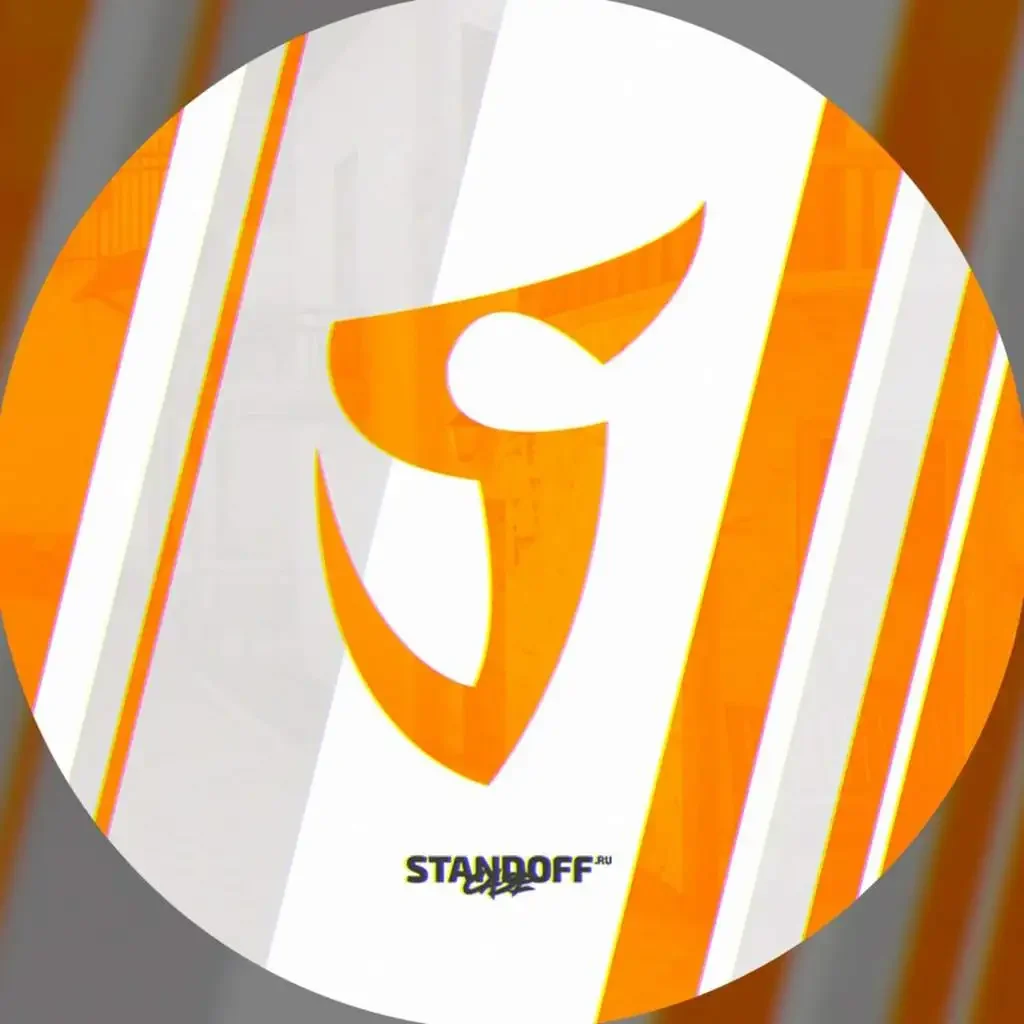 Девушка с айфоном в зеркале