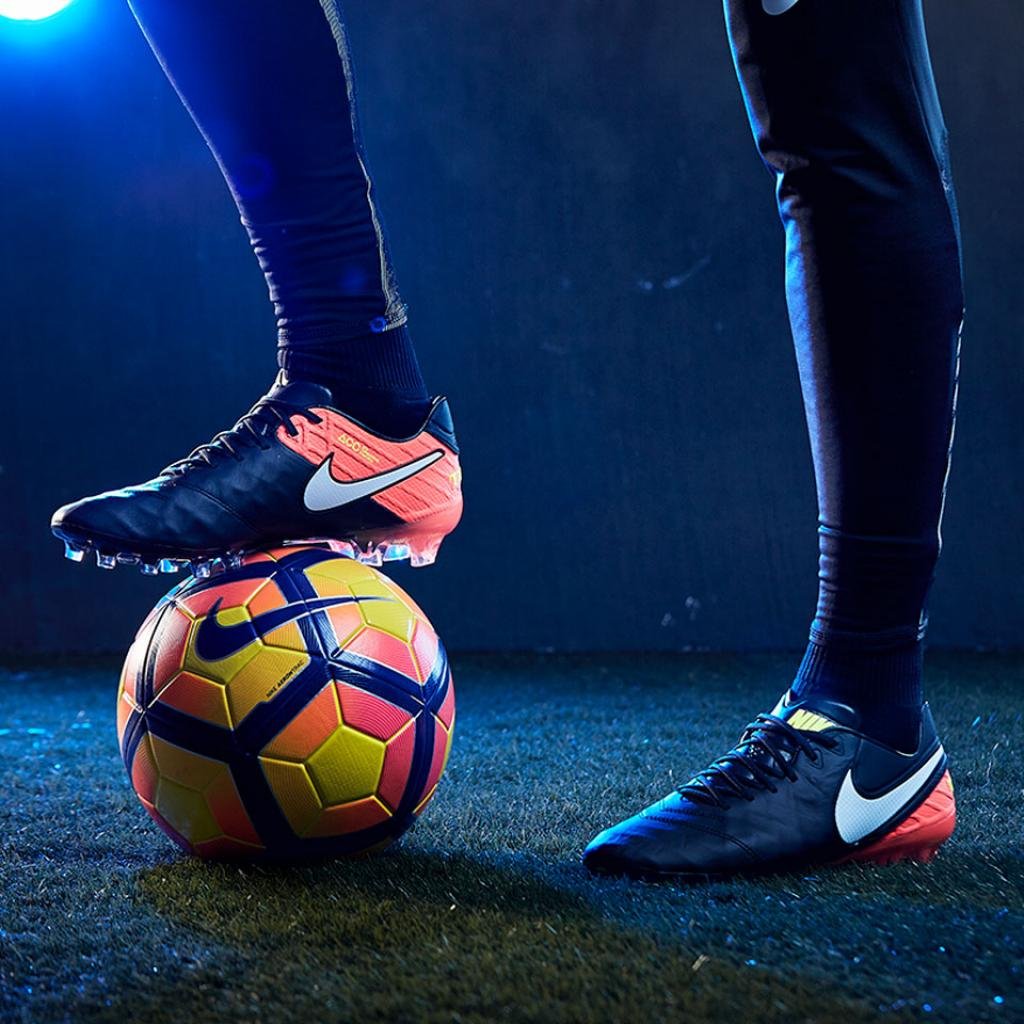 Бутсы и мяч