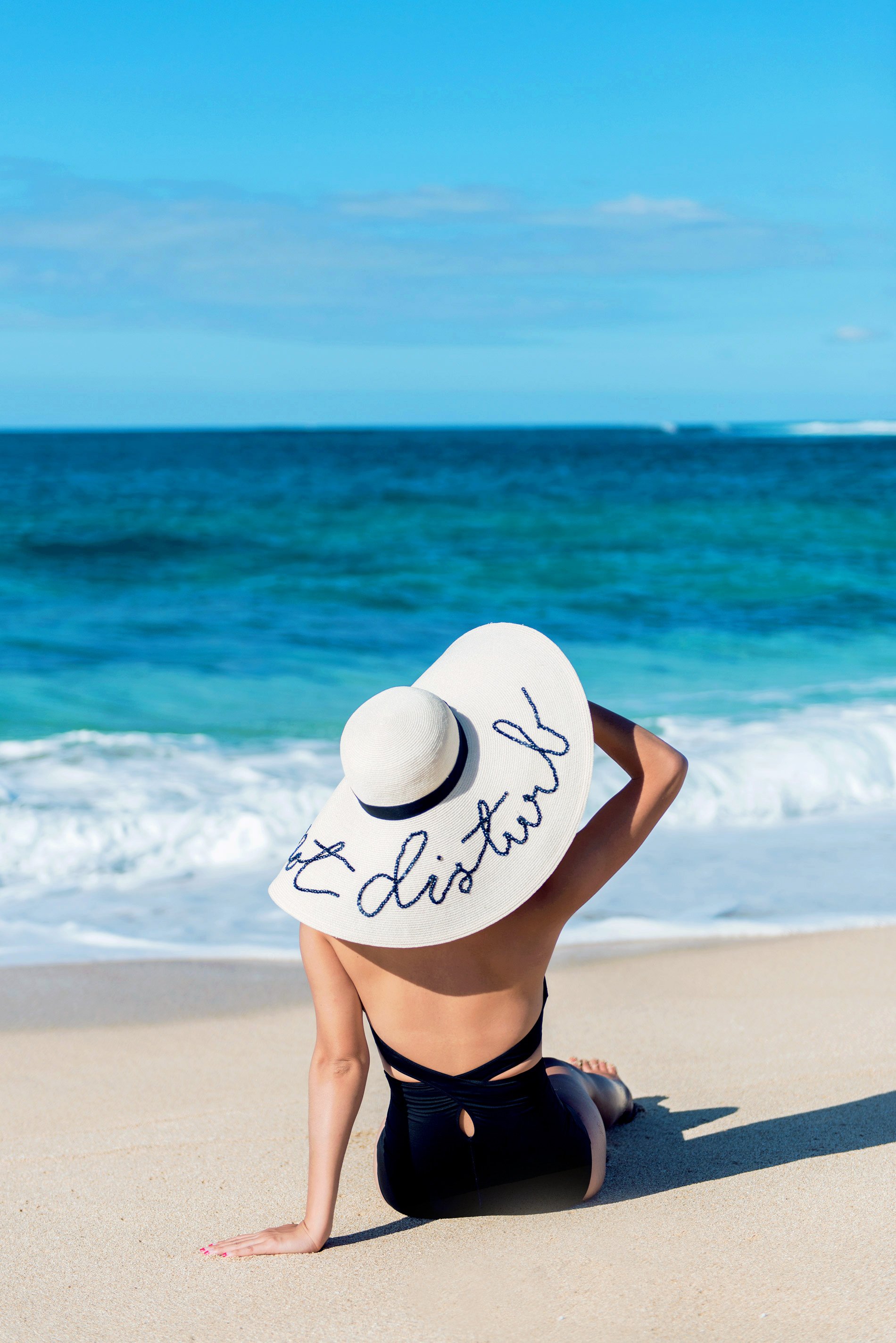 Прикольные аватарки на ватсап для женщин. Женщина в шляпе на море. Дама в шляпе на пляже. Девушка в шляпе на пляже. Пляжная фотосессия в шляпе.