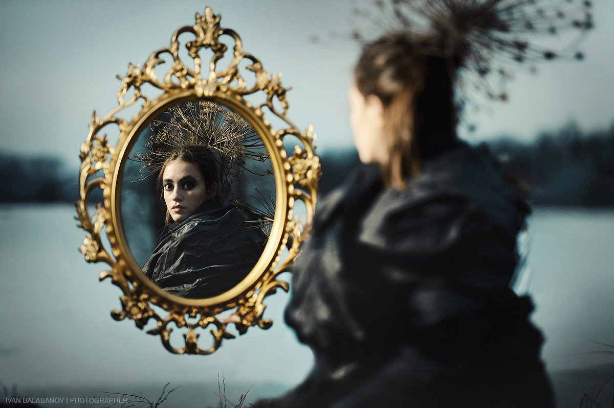 Ведьма перед зеркалом