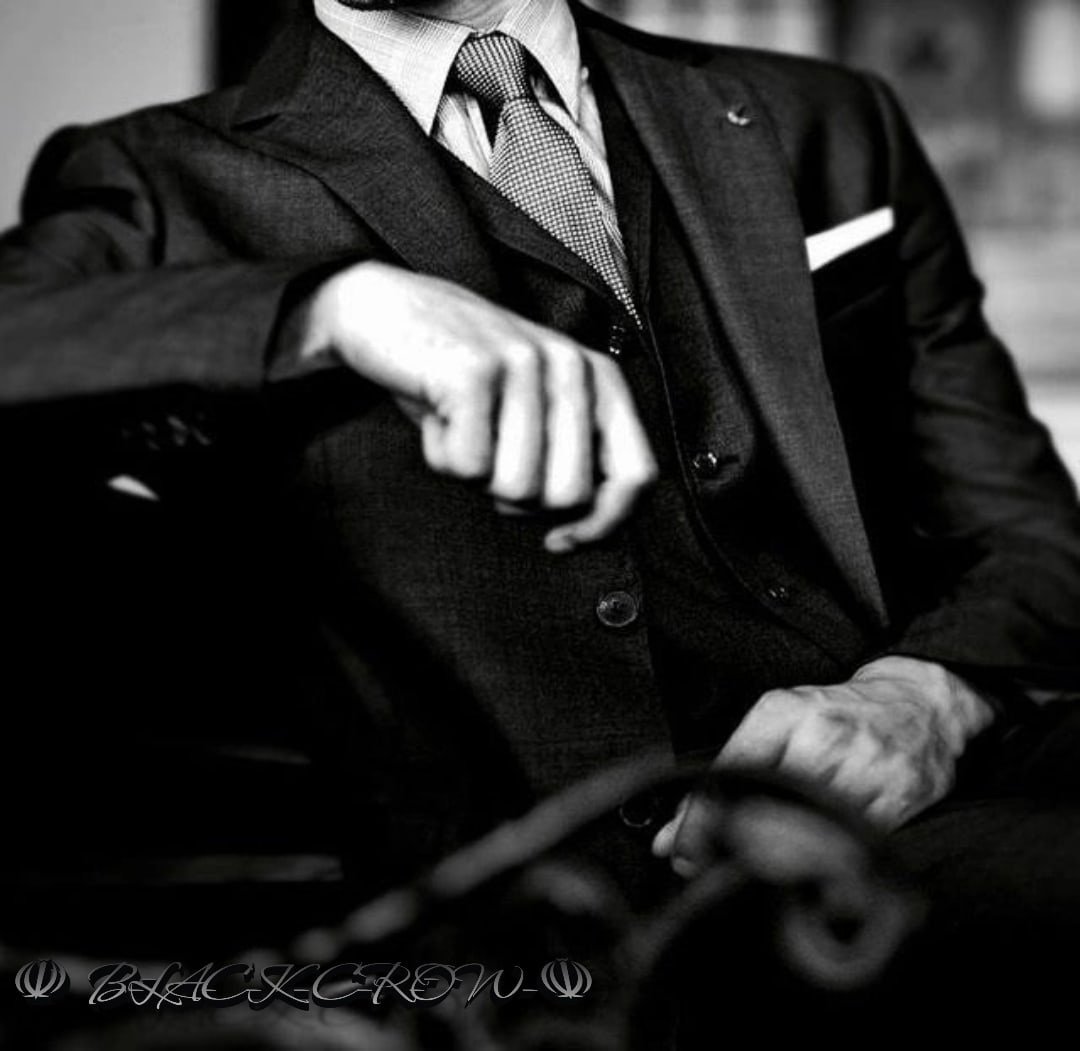 Девушка в шляпе в кафе